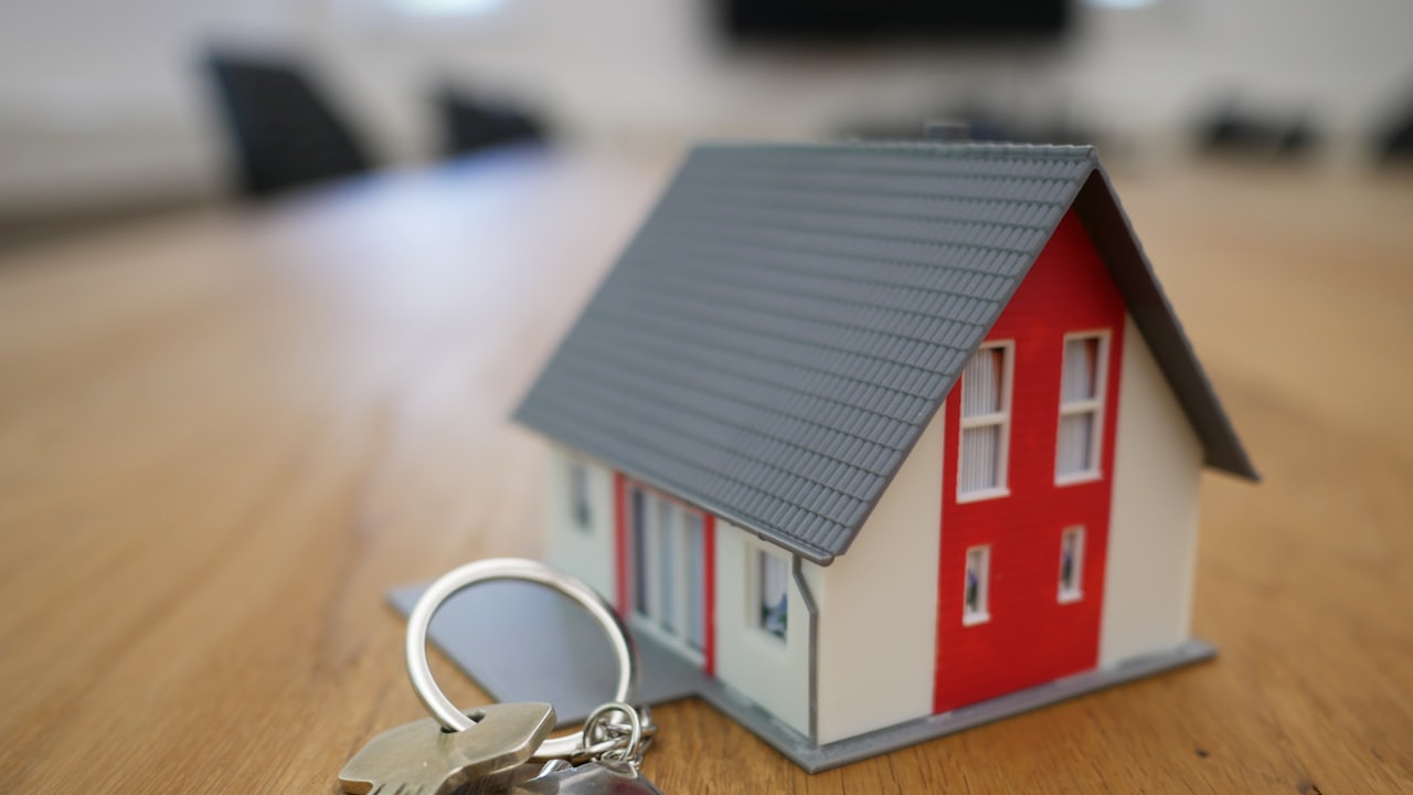 Landlord handing over keys after collecting a deposit